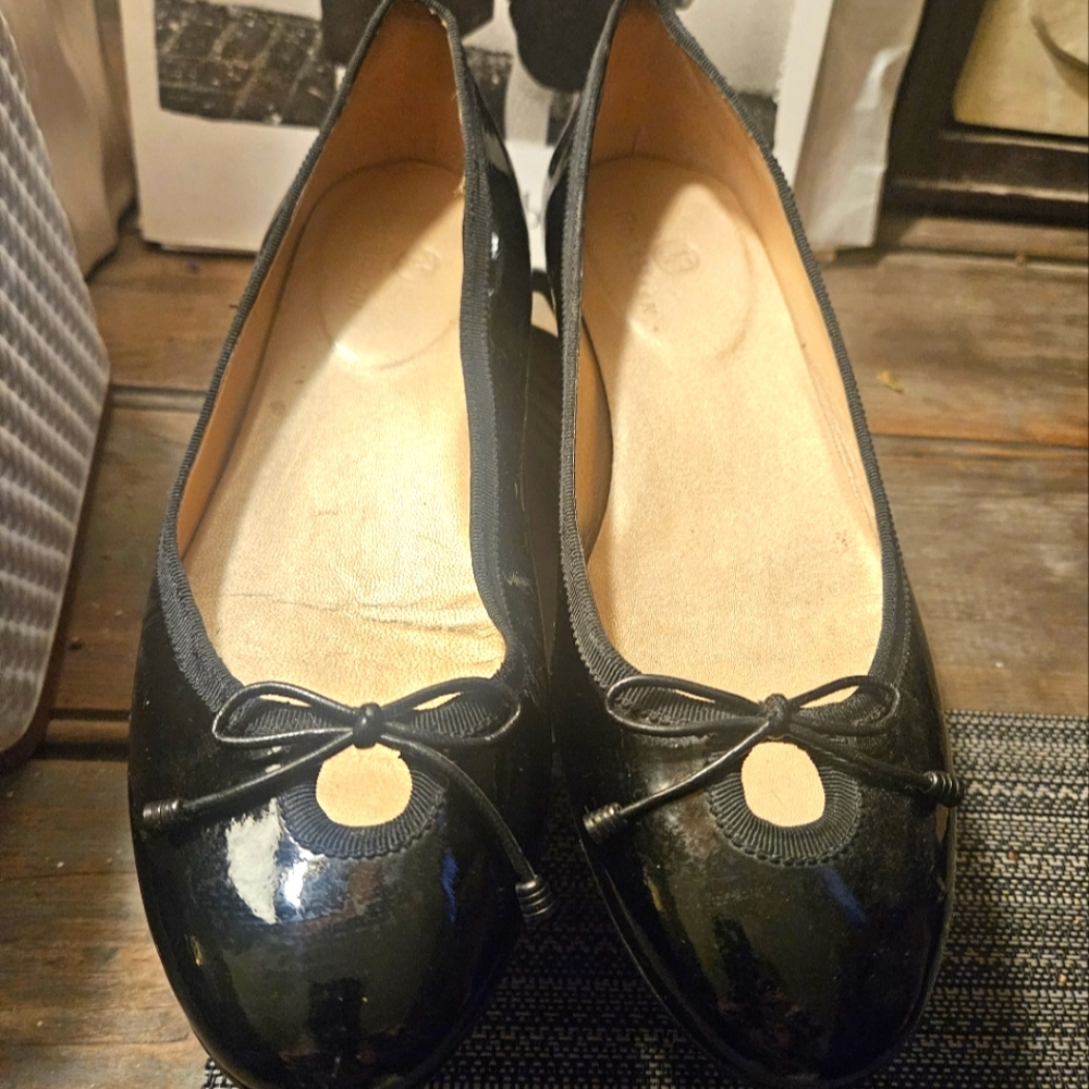 COLE HAAN PATENT LEATHER BALLET FLATS. EUC.ALL LEATHER. MORE SUPPORT THAN MOST